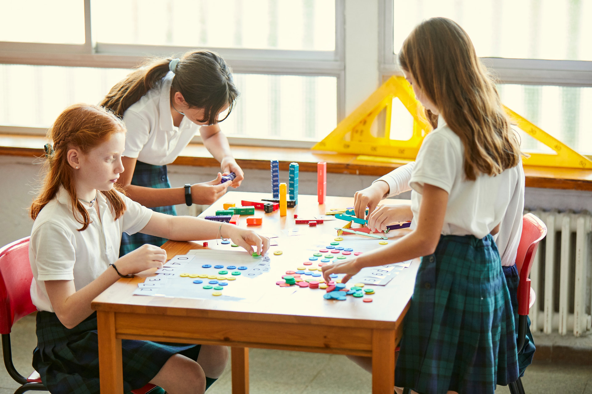 Alumnas del colegio Pineda realizando una actividad en el aula