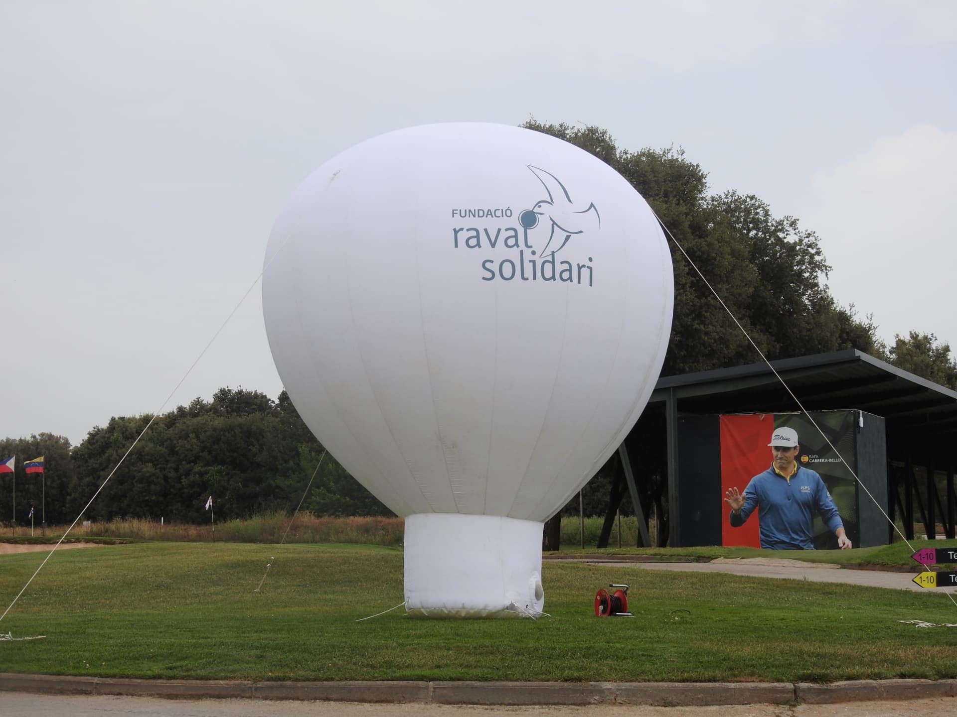 Globo de Raval Solidari en el torneo de golf solidario