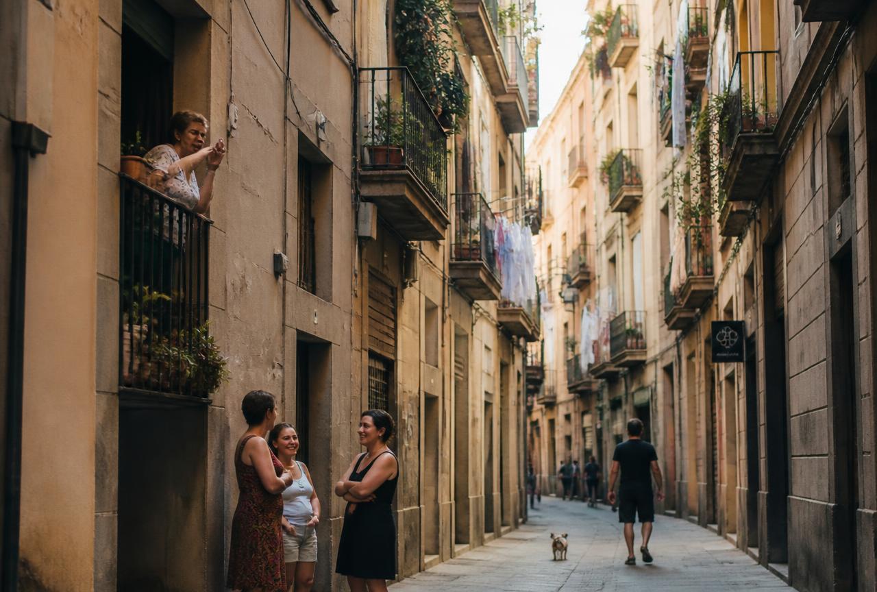Calle del barrio del Raval con vecinos conversando